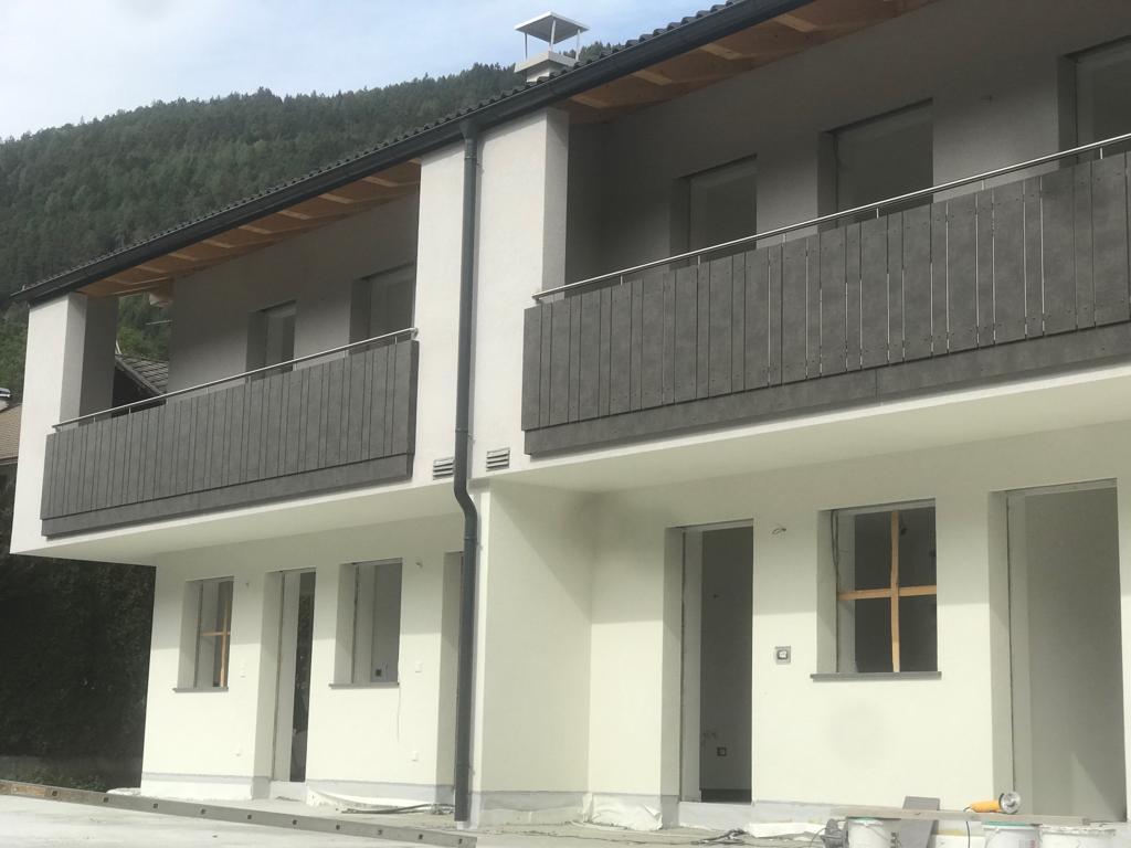 HPL-Balkon mit stehenden Platten in zwei Breiten (150 mm und 80 mm) und 42 mm Inox-Handlauf