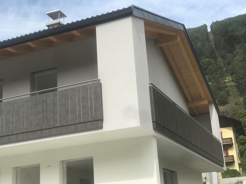 HPL-Balkon mit stehenden Platten in zwei Breiten (150 mm und 80 mm) und 42 mm Inox-Handlauf