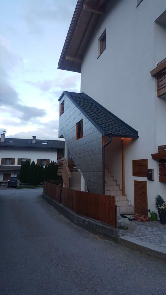 Treppenhaus mit Platten verkleidet und HPL-Balkon