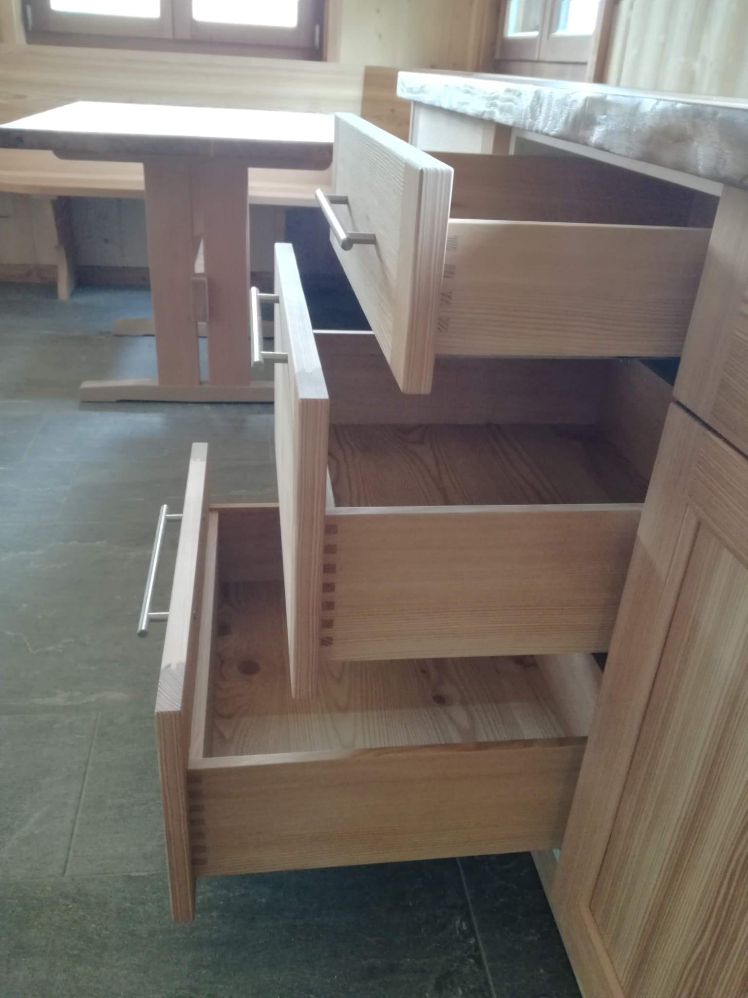 Innenausbau einer Almhütte in massivem Lärchenholz