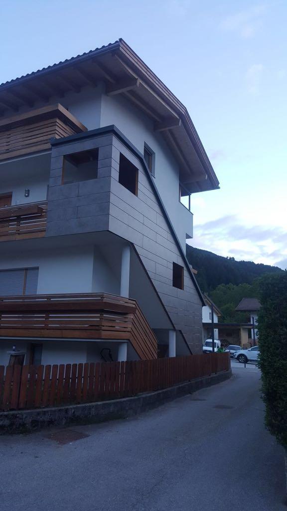 Treppenhaus mit Platten verkleidet und HPL-Balkon