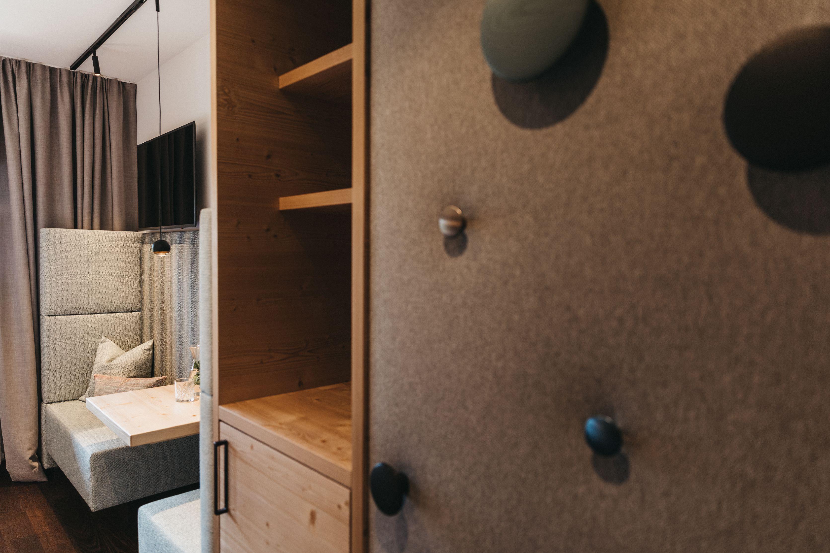 **Hotelzimmer in Eiche sägerau mit Bett und kompletter Einrichtung**