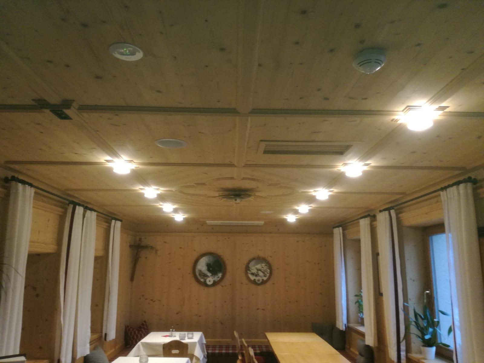 Getäfelter Speisesaal mit Mittelstück und integrierten LED-Leuchten
