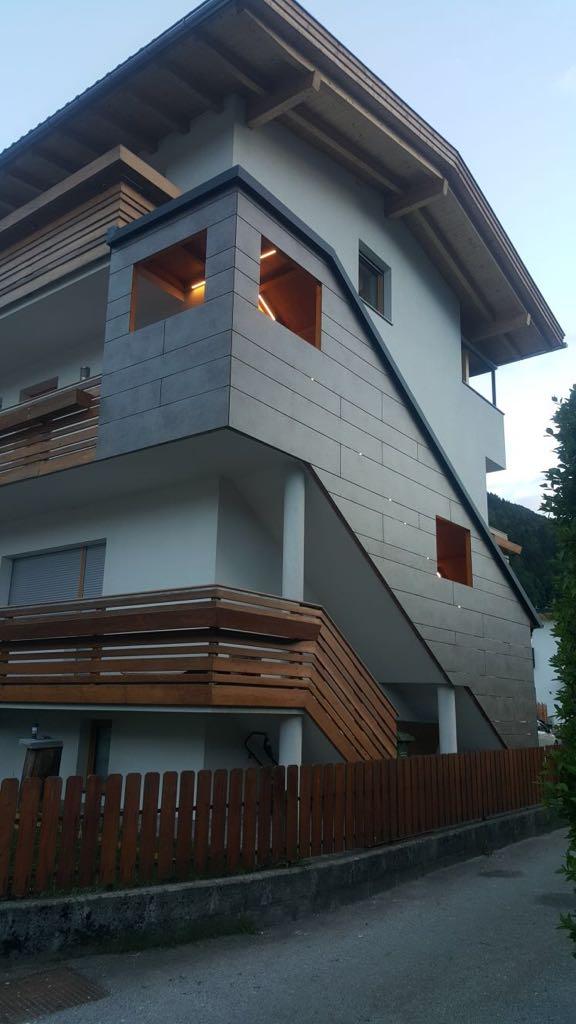 Treppenhaus mit Platten verkleidet und HPL-Balkon