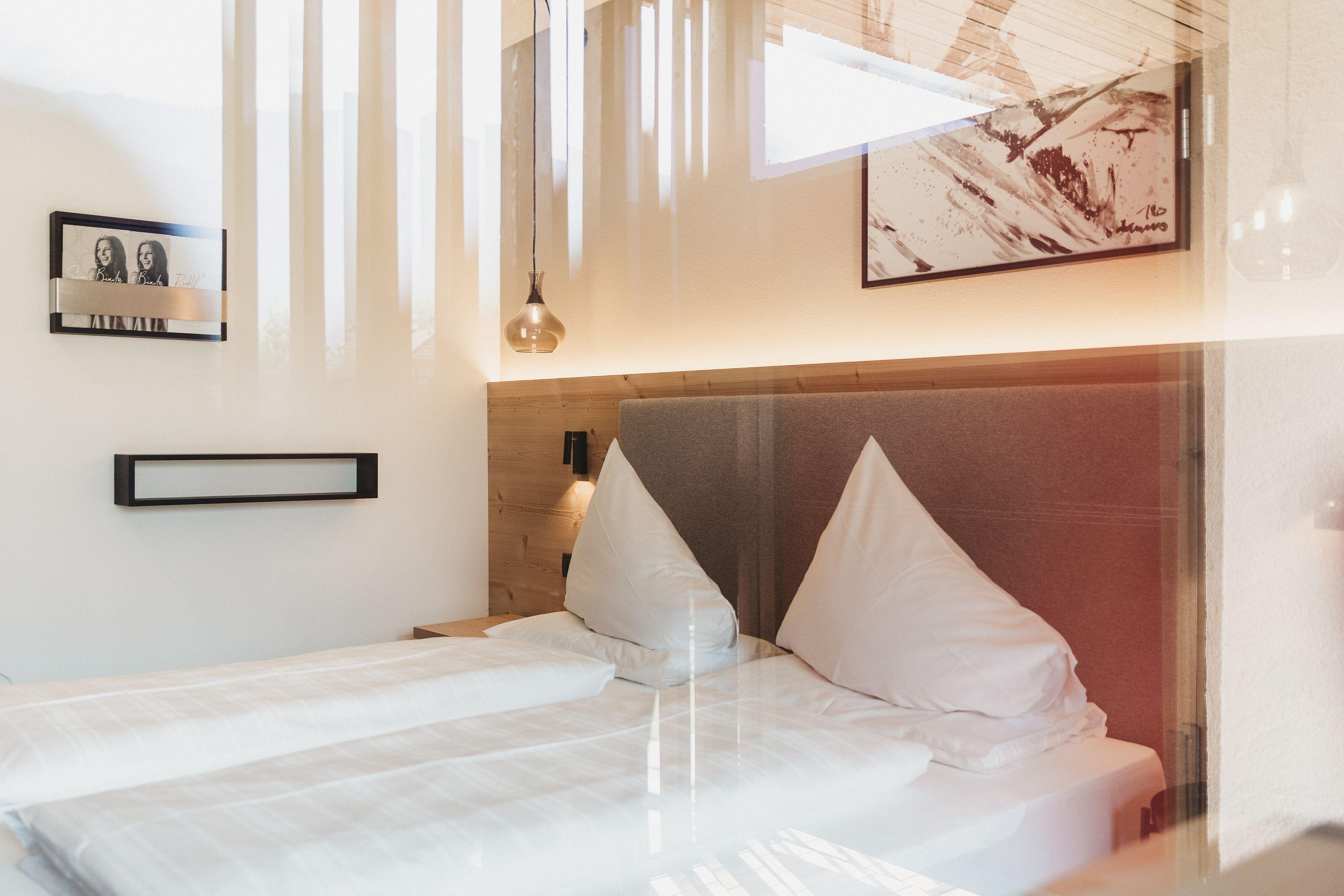 **Hotelzimmer in Eiche sägerau mit Bett und kompletter Einrichtung**