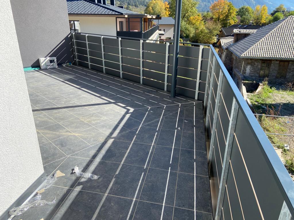 HPL-Balkon mit Querplatten und einem 80x40 mm verzinkten, anthrazit pulverbeschichteten Handlauf