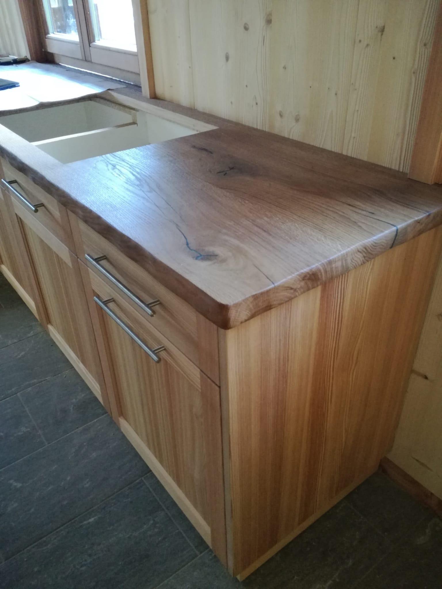Innenausbau einer Almhütte in massivem Lärchenholz