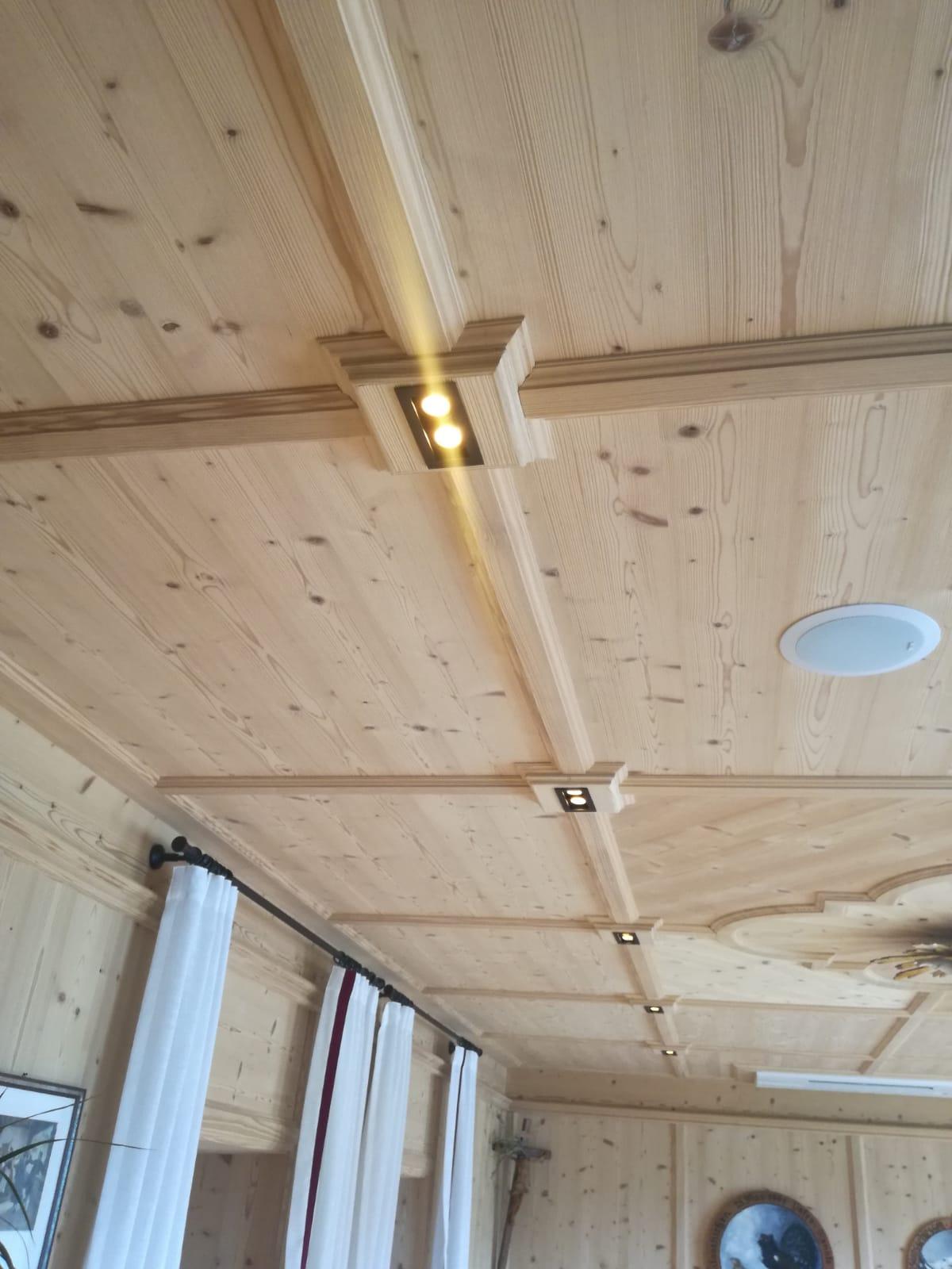Getäfelter Speisesaal mit Mittelstück und integrierten LED-Leuchten
