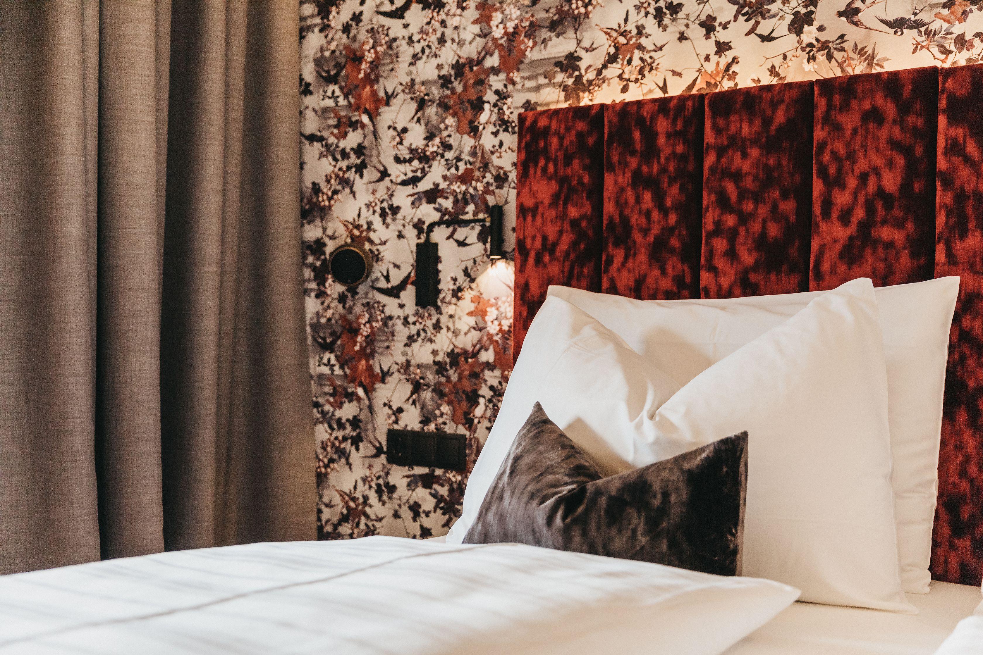 **Hotelzimmer in Eiche sägerau mit Bett und kompletter Einrichtung**