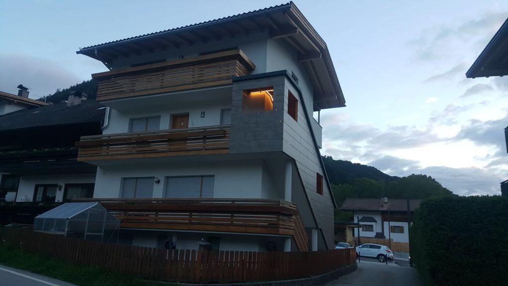 Treppenhaus mit Platten verkleidet und HPL-Balkon