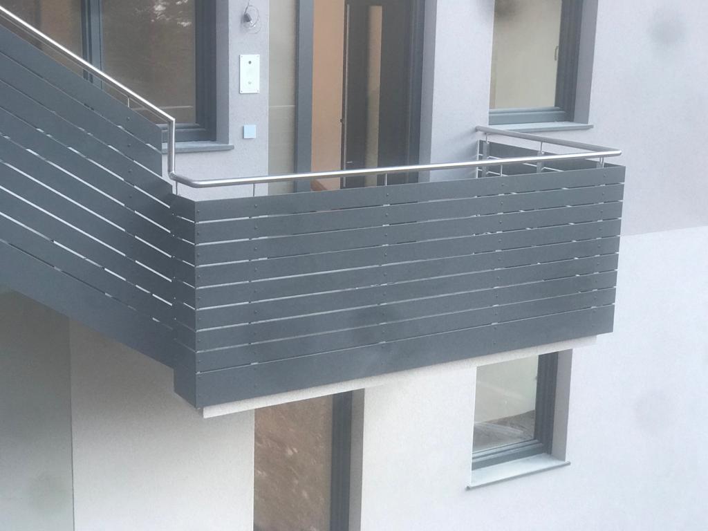 HPL-Balkon mit 80 mm Querstreifen und rundem 42 mm Inox-Handlauf