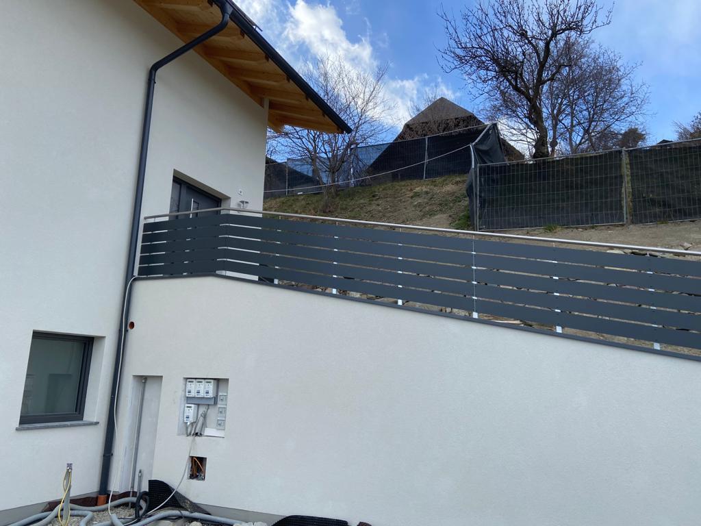 HPL-Balkon in Anthrazit mit kombiniertem Zaun und gespannten Stahlseilen