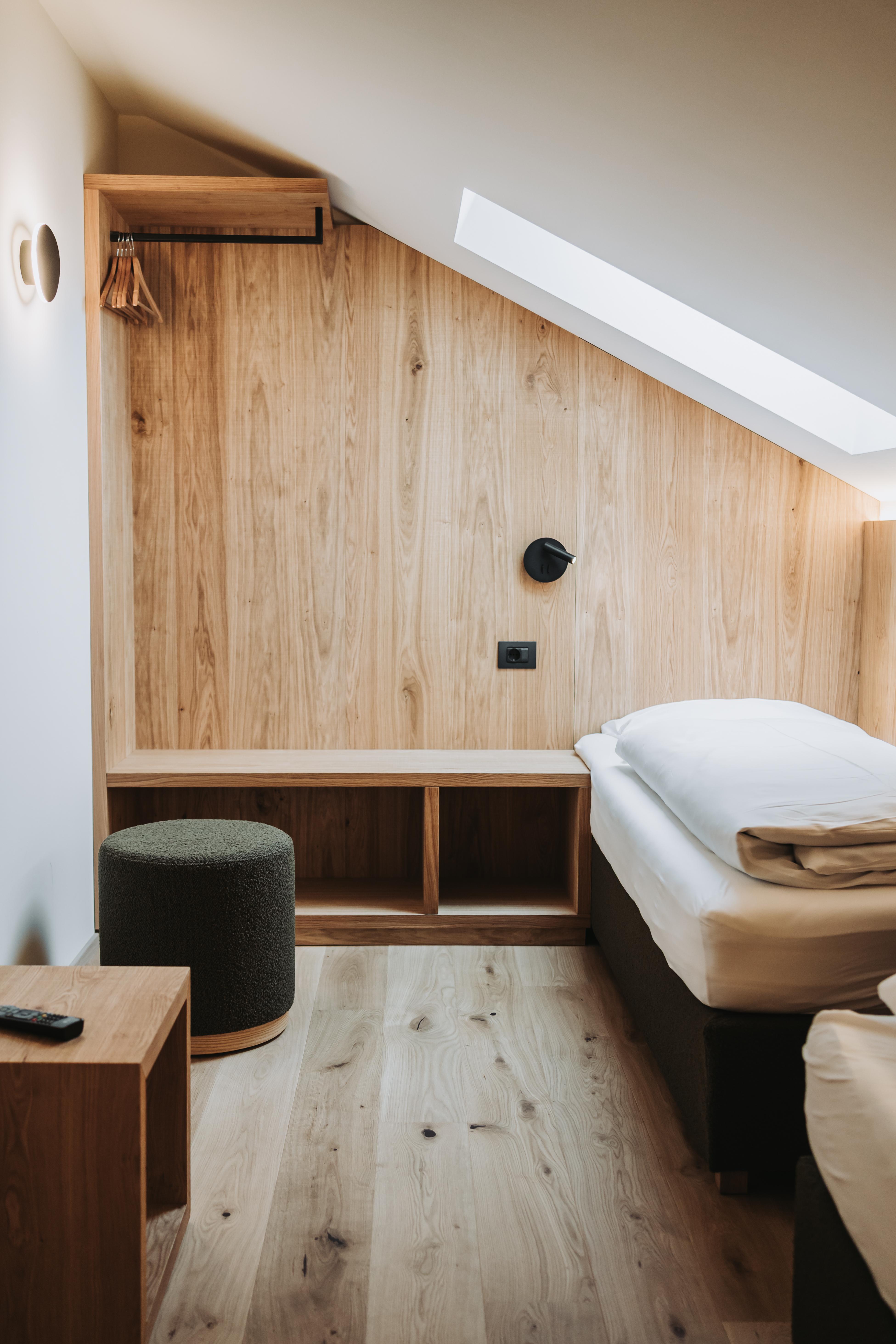 Zeitloses Design für entspannte Nächte. Einbau Hotelzimmer in Eiche sägerauh