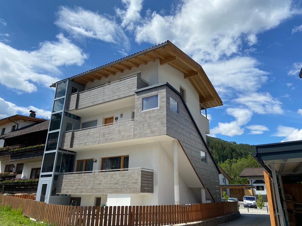 Treppenhaus mit Platten verkleidet und HPL-Balkon