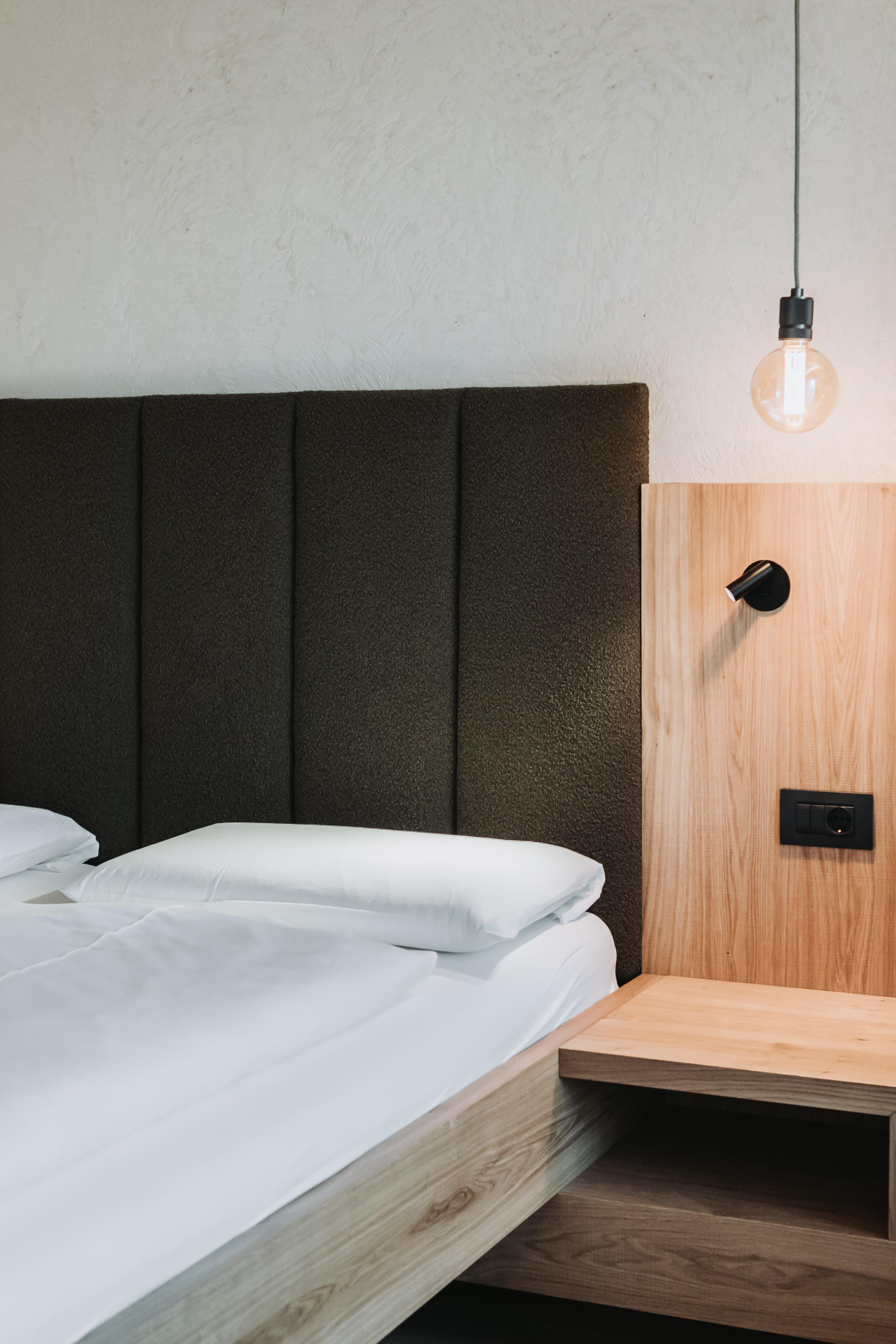 Zeitloses Design für entspannte Nächte. Einbau Hotelzimmer in Eiche sägerauh
