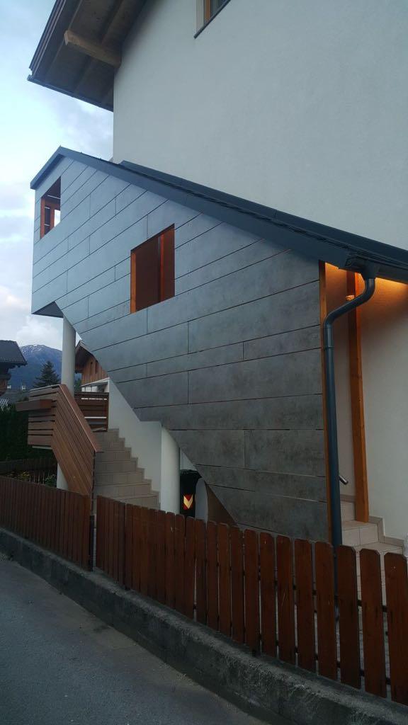 Treppenhaus mit Platten verkleidet und HPL-Balkon