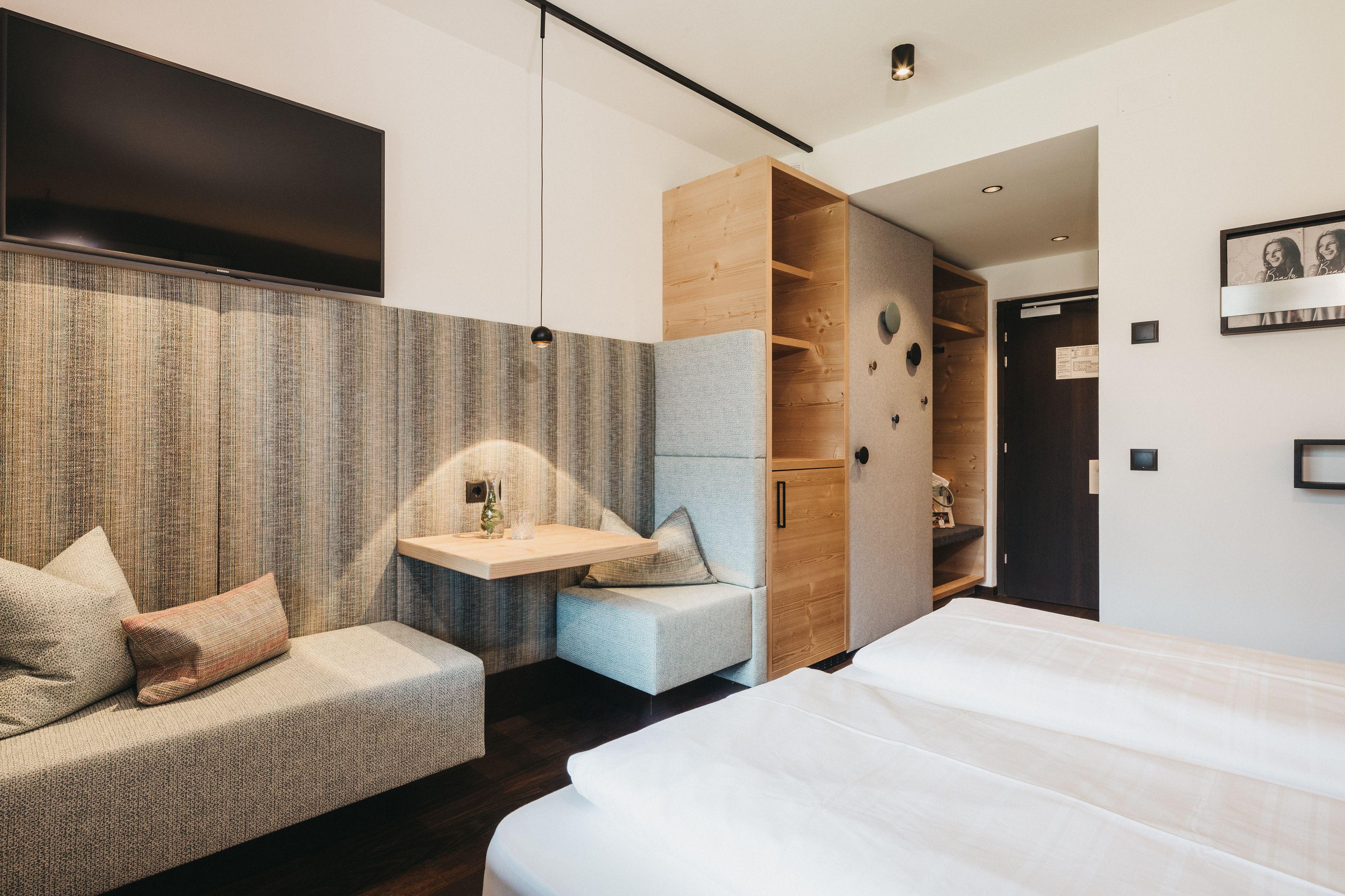 **Hotelzimmer in Eiche sägerau mit Bett und kompletter Einrichtung**