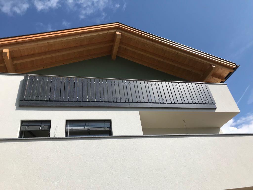 HPL-Balkon mit stehenden Platten in zwei Breiten (150 mm und 80 mm) und 42 mm Inox-Handlauf