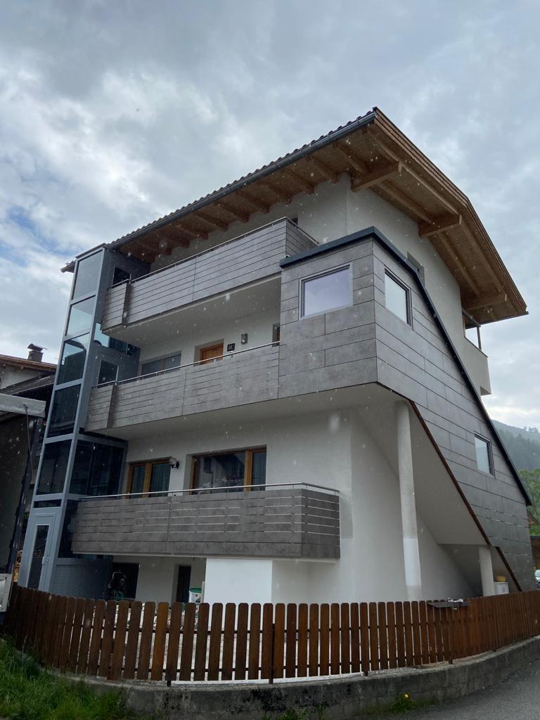 Treppenhaus mit Platten verkleidet und HPL-Balkon
