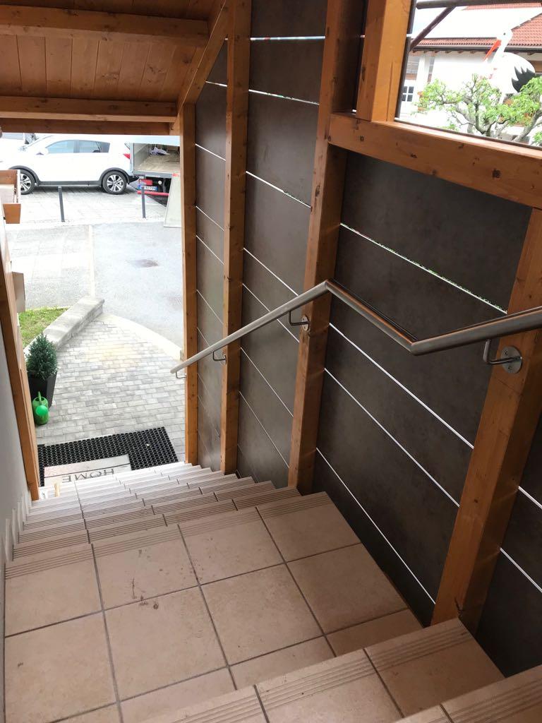Treppenhaus mit Platten verkleidet und HPL-Balkon
