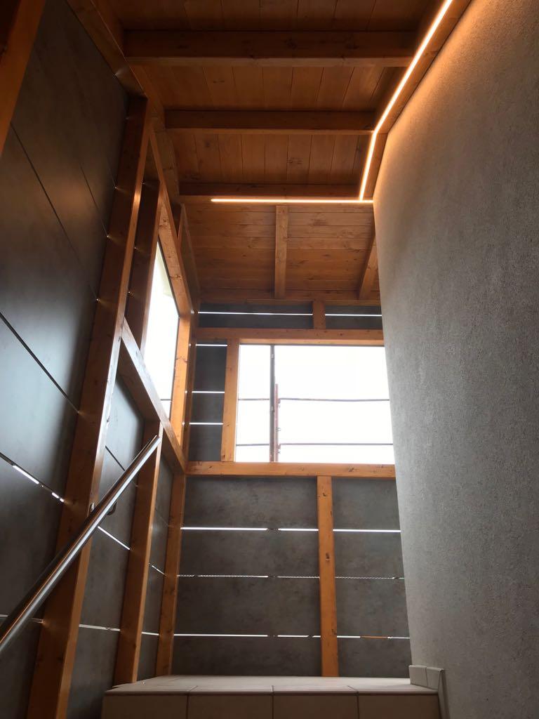Treppenhaus mit Platten verkleidet und HPL-Balkon