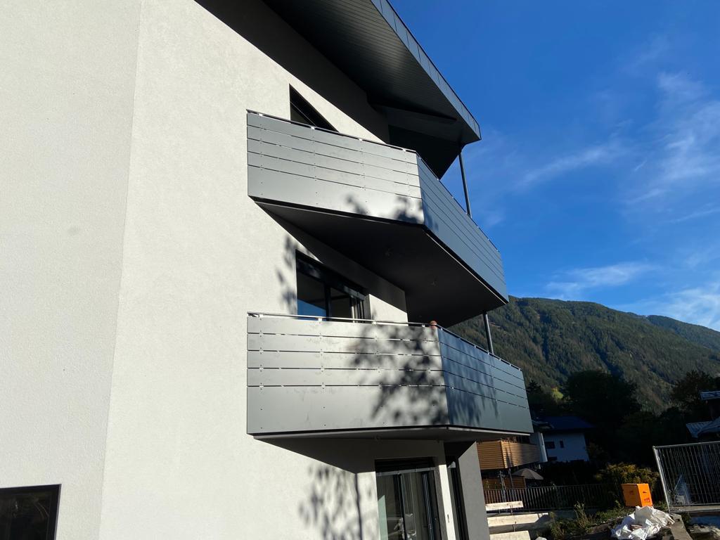 HPL-Balkon mit Querplatten und einem 80x40 mm verzinkten, anthrazit pulverbeschichteten Handlauf