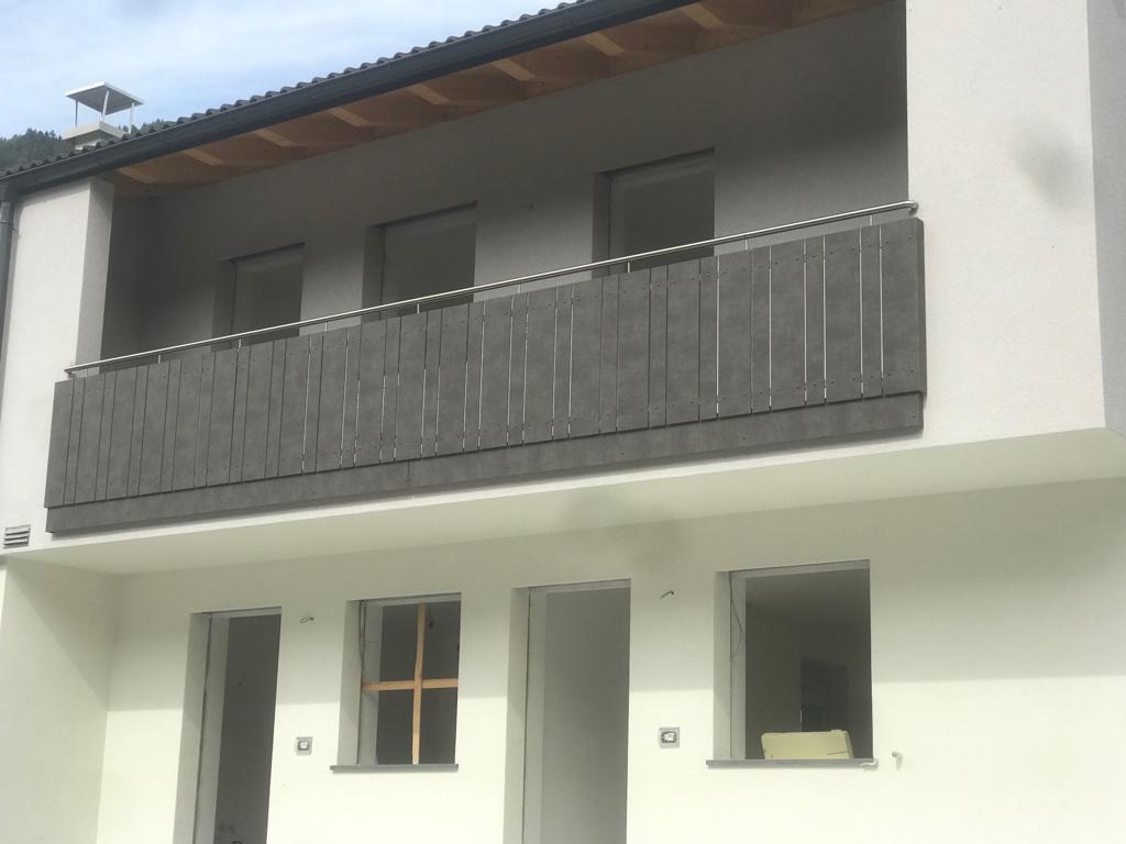 HPL-Balkon mit stehenden Platten in zwei Breiten (150 mm und 80 mm) und 42 mm Inox-Handlauf