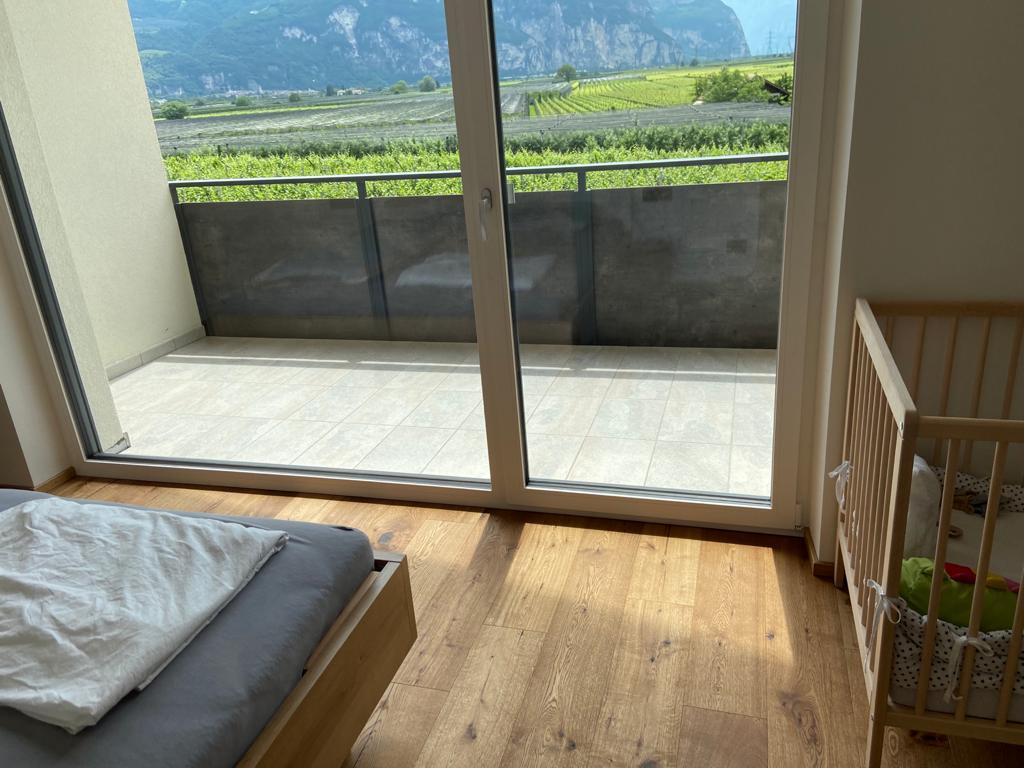 HPL-Balkon mit 50x30 mm-Handlauf aus verzinktem und pulverbeschichtetem Stahl