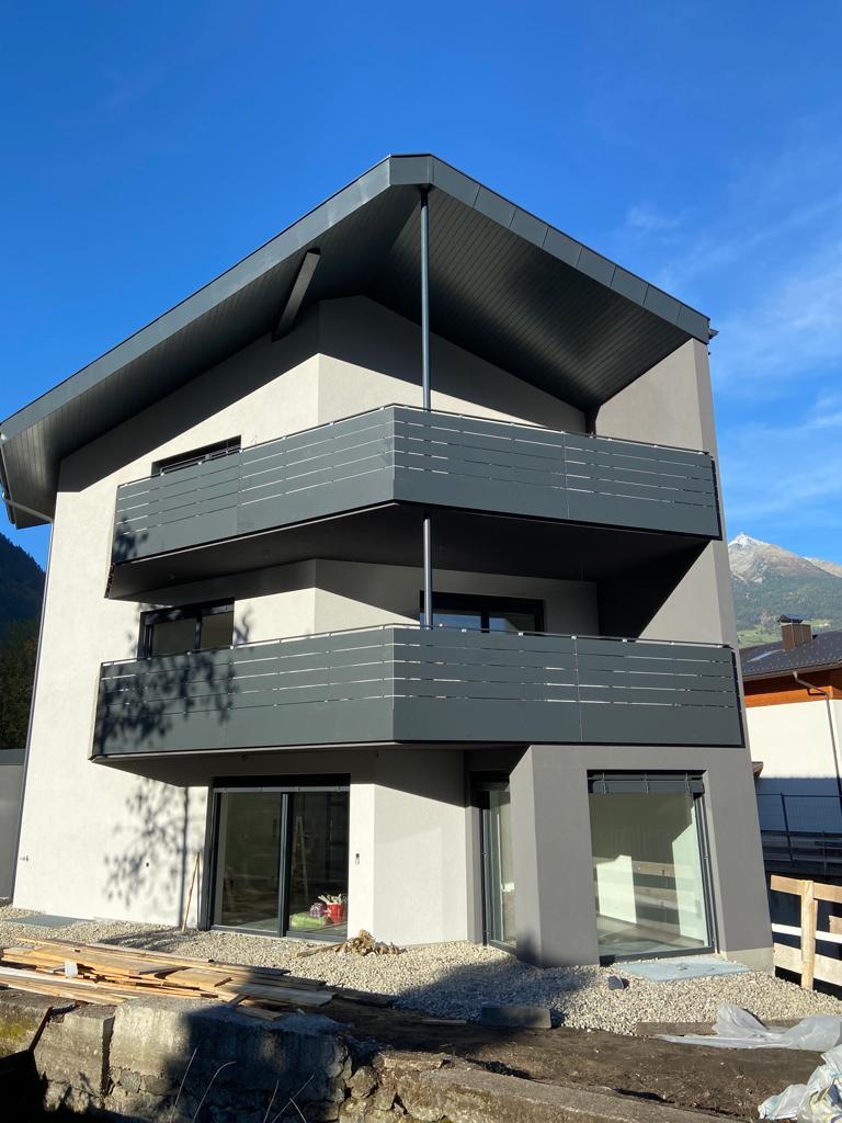 HPL-Balkon mit Querplatten und einem 80x40 mm verzinkten, anthrazit pulverbeschichteten Handlauf