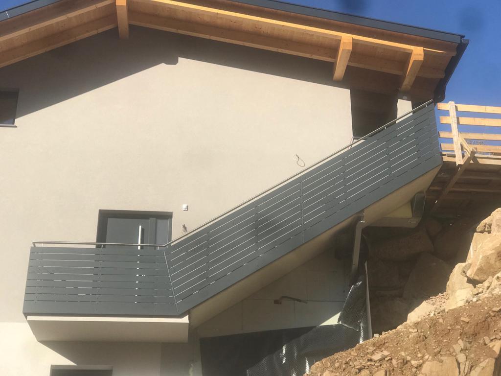 HPL-Balkon mit 80 mm Querstreifen und rundem 42 mm Inox-Handlauf