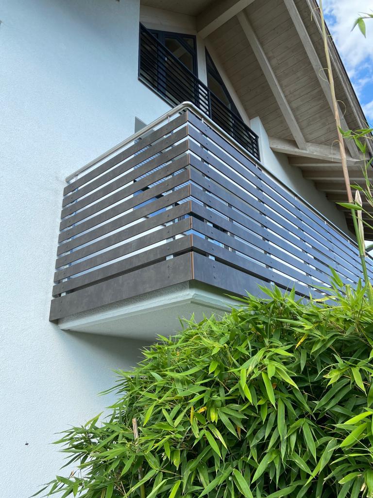 HPL-Balkon mit 80 mm Querstreifen und rundem Inox-Handlauf