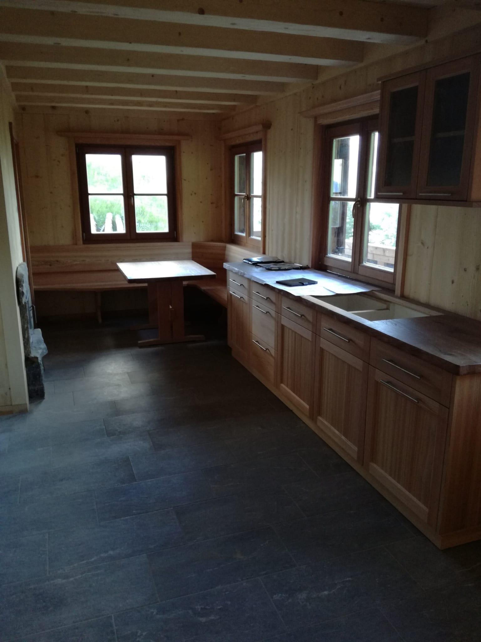 Innenausbau einer Almhütte in massivem Lärchenholz