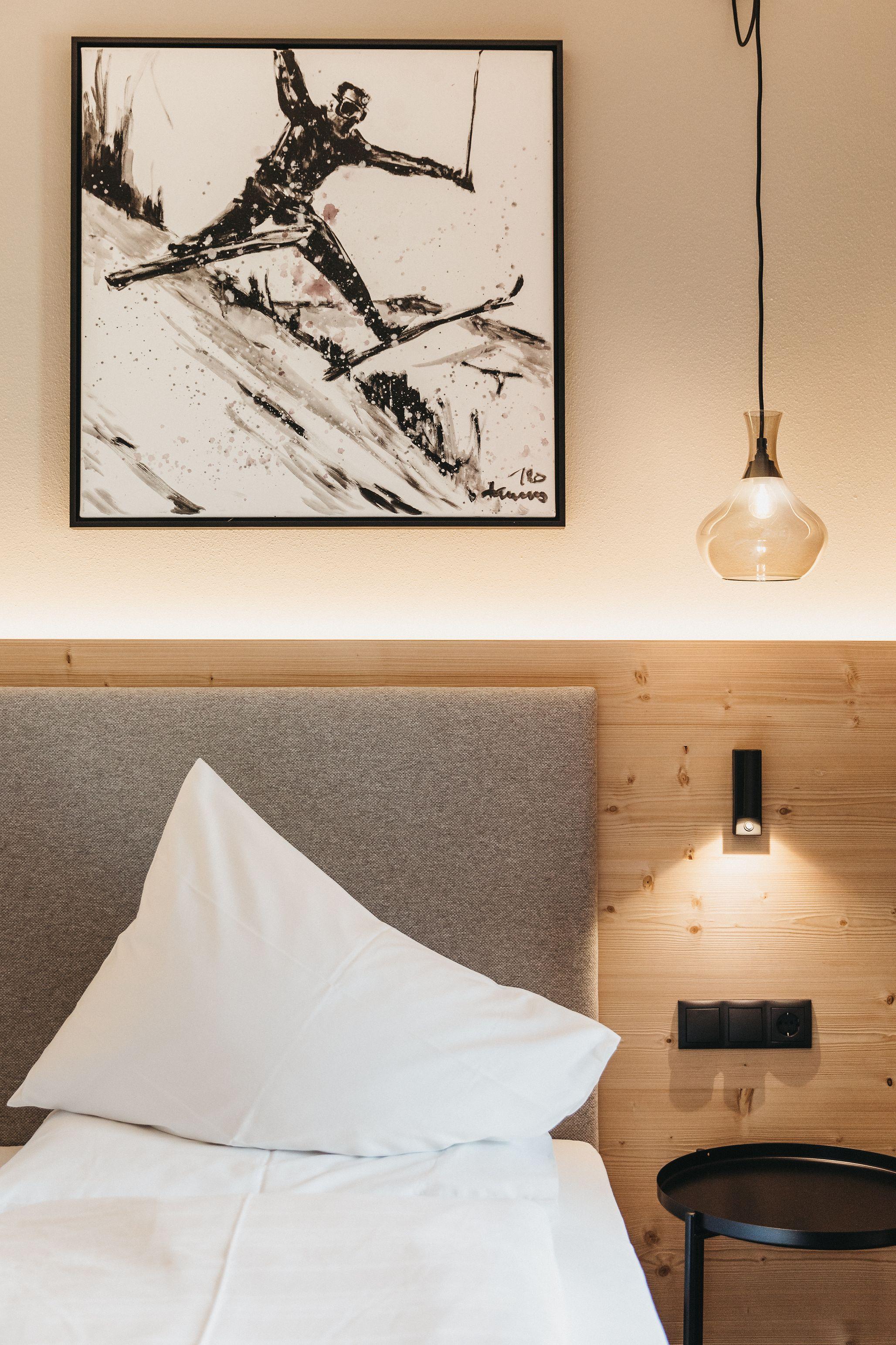 **Hotelzimmer in Eiche sägerau mit Bett und kompletter Einrichtung**