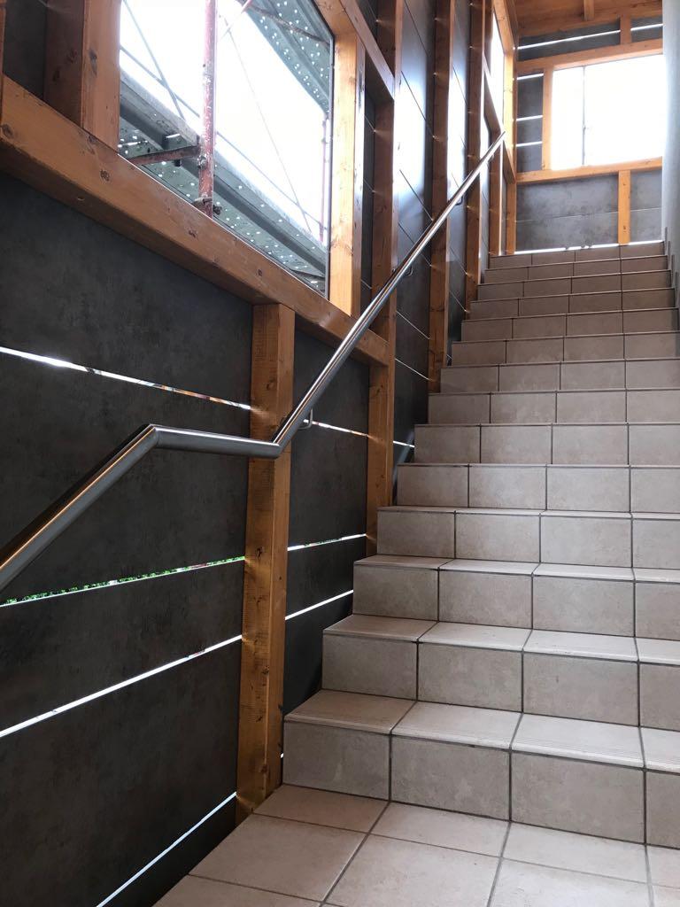 Treppenhaus mit Platten verkleidet und HPL-Balkon