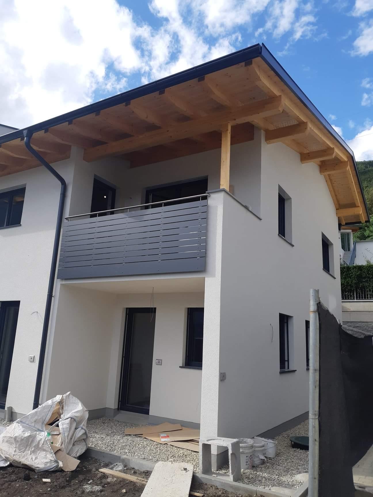**HPL-Balkon mit 100 mm Querlatten, 200 mm Sockel und Inox-Handlauf**
