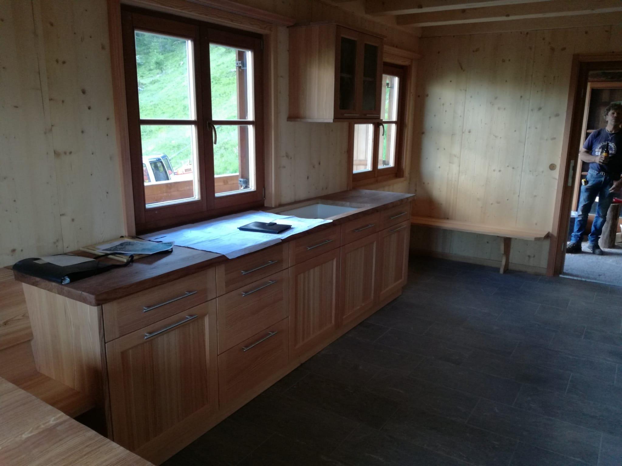 Innenausbau einer Almhütte in massivem Lärchenholz