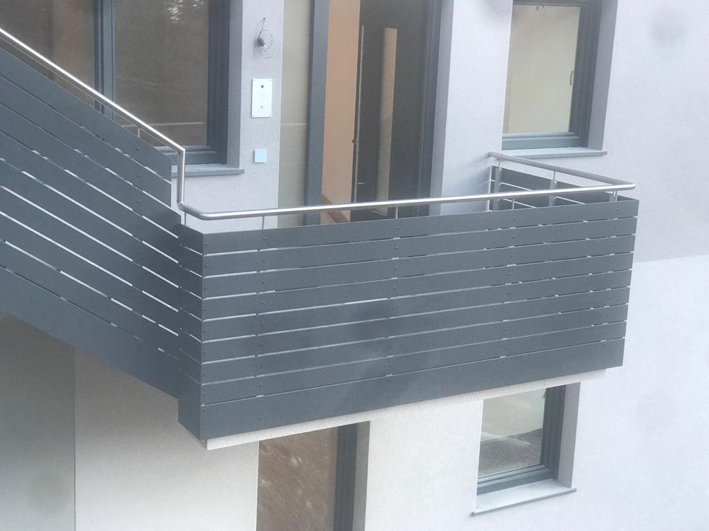 HPL-Balkon mit 80 mm Querstreifen und rundem 42 mm Inox-Handlauf