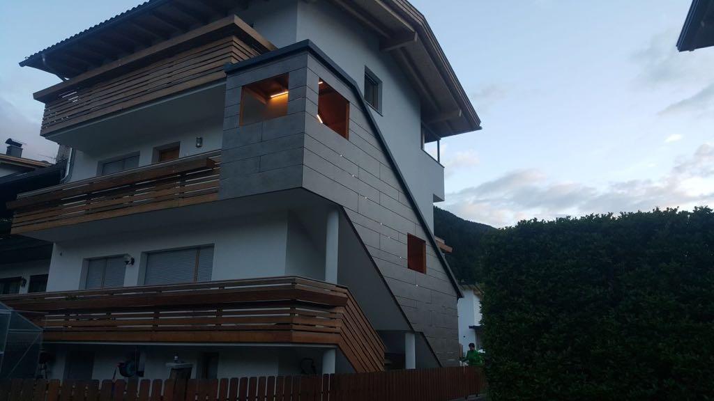 Treppenhaus mit Platten verkleidet und HPL-Balkon