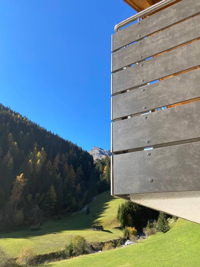 HPL-Balkon mit Einhängeblumentrögen, verzinkten Stehleisen (560x30 mm) und 42 mm Inox-Handlauf