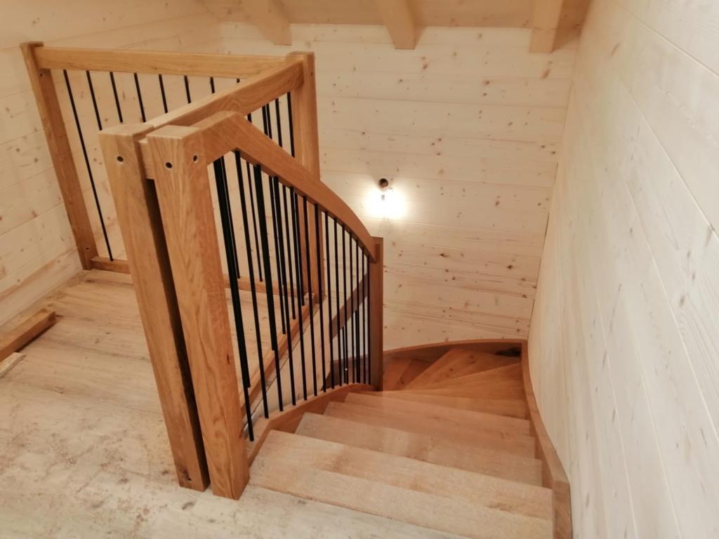 Treppengeländer in Eiche mit Schwarzstahl Stäben