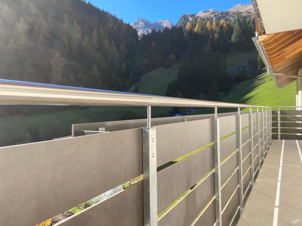 HPL-Balkon mit Einhängeblumentrögen, verzinkten Stehleisen (560x30 mm) und 42 mm Inox-Handlauf