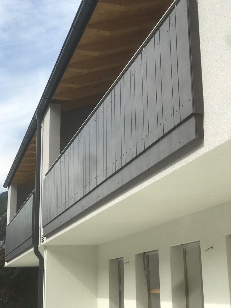 HPL-Balkon mit stehenden Platten in zwei Breiten (150 mm und 80 mm) und 42 mm Inox-Handlauf