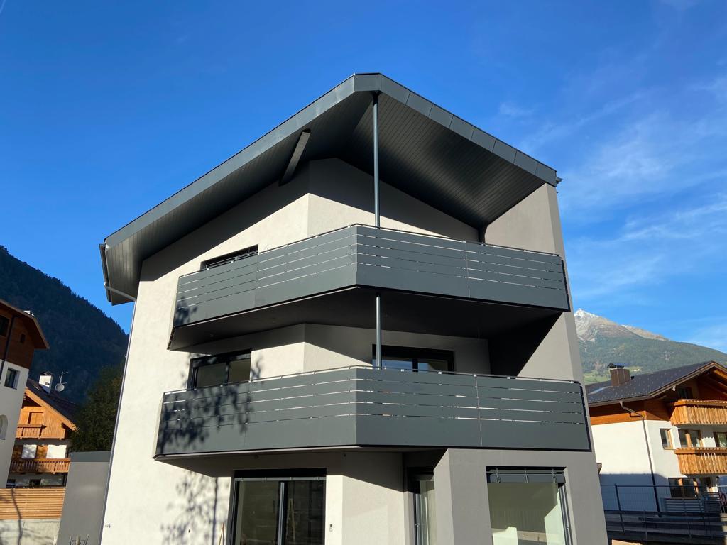 HPL-Balkon mit Querplatten und einem 80x40 mm verzinkten, anthrazit pulverbeschichteten Handlauf