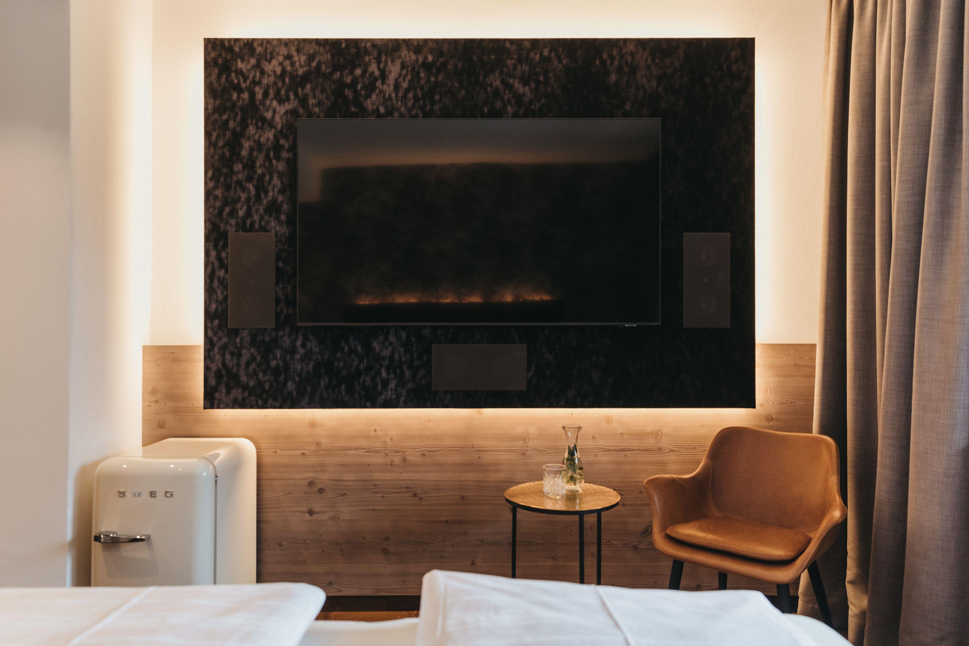 **Hotelzimmer in Eiche sägerau mit Bett und kompletter Einrichtung**