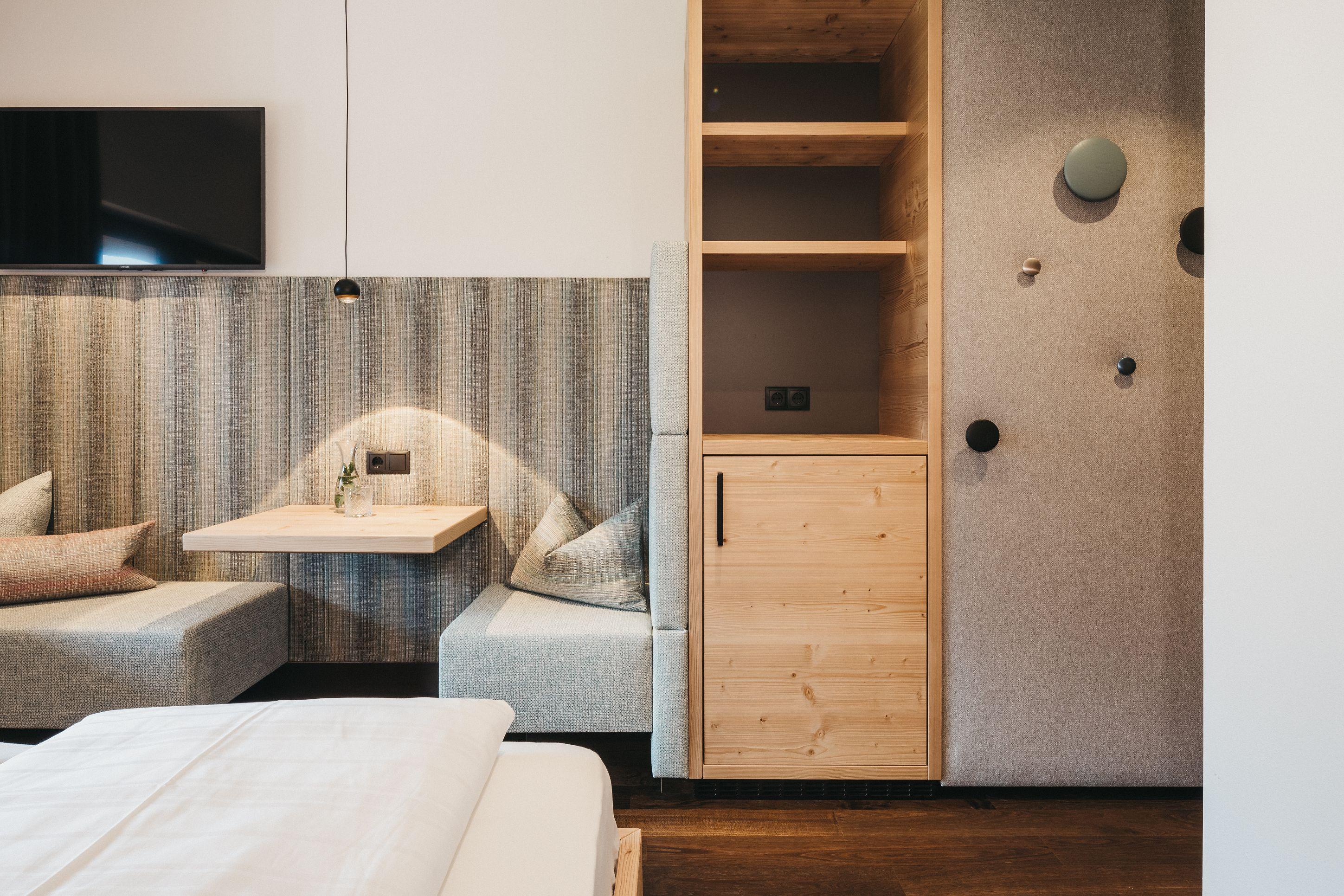 **Hotelzimmer in Eiche sägerau mit Bett und kompletter Einrichtung**