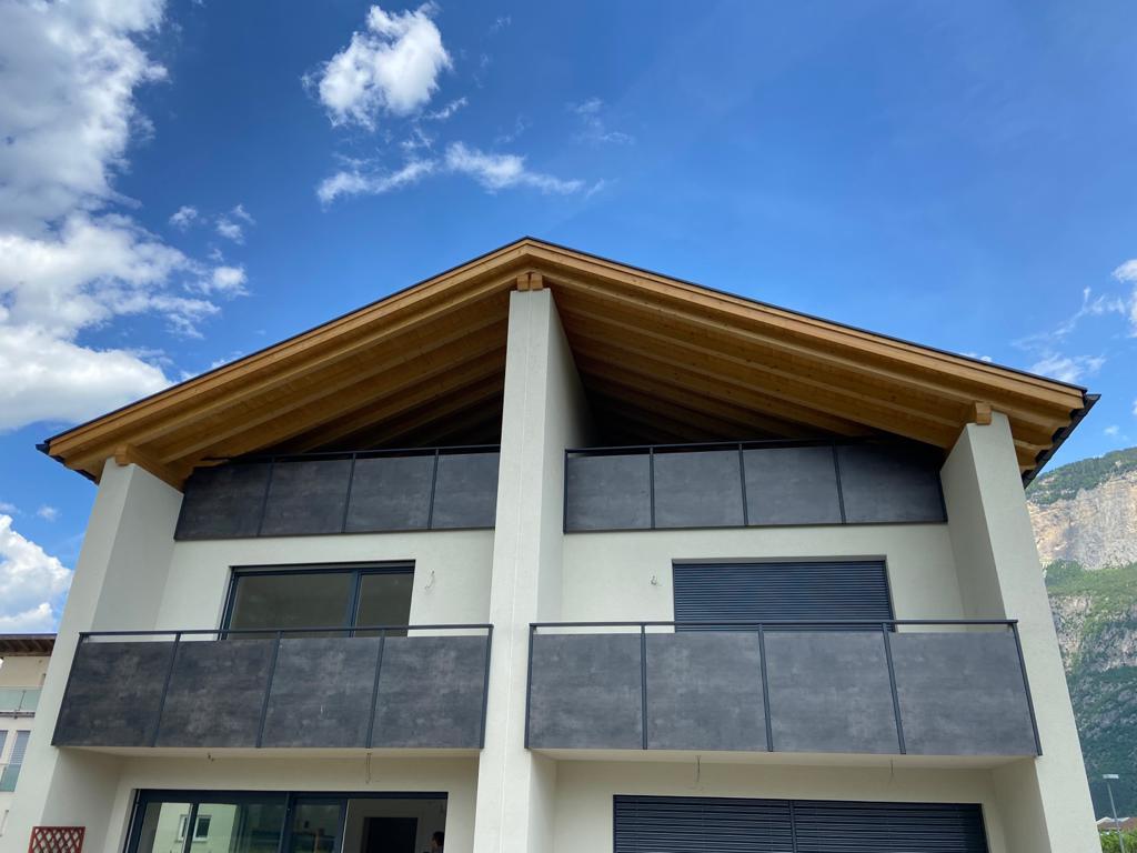HPL-Balkon mit 50x30 mm-Handlauf aus verzinktem und pulverbeschichtetem Stahl