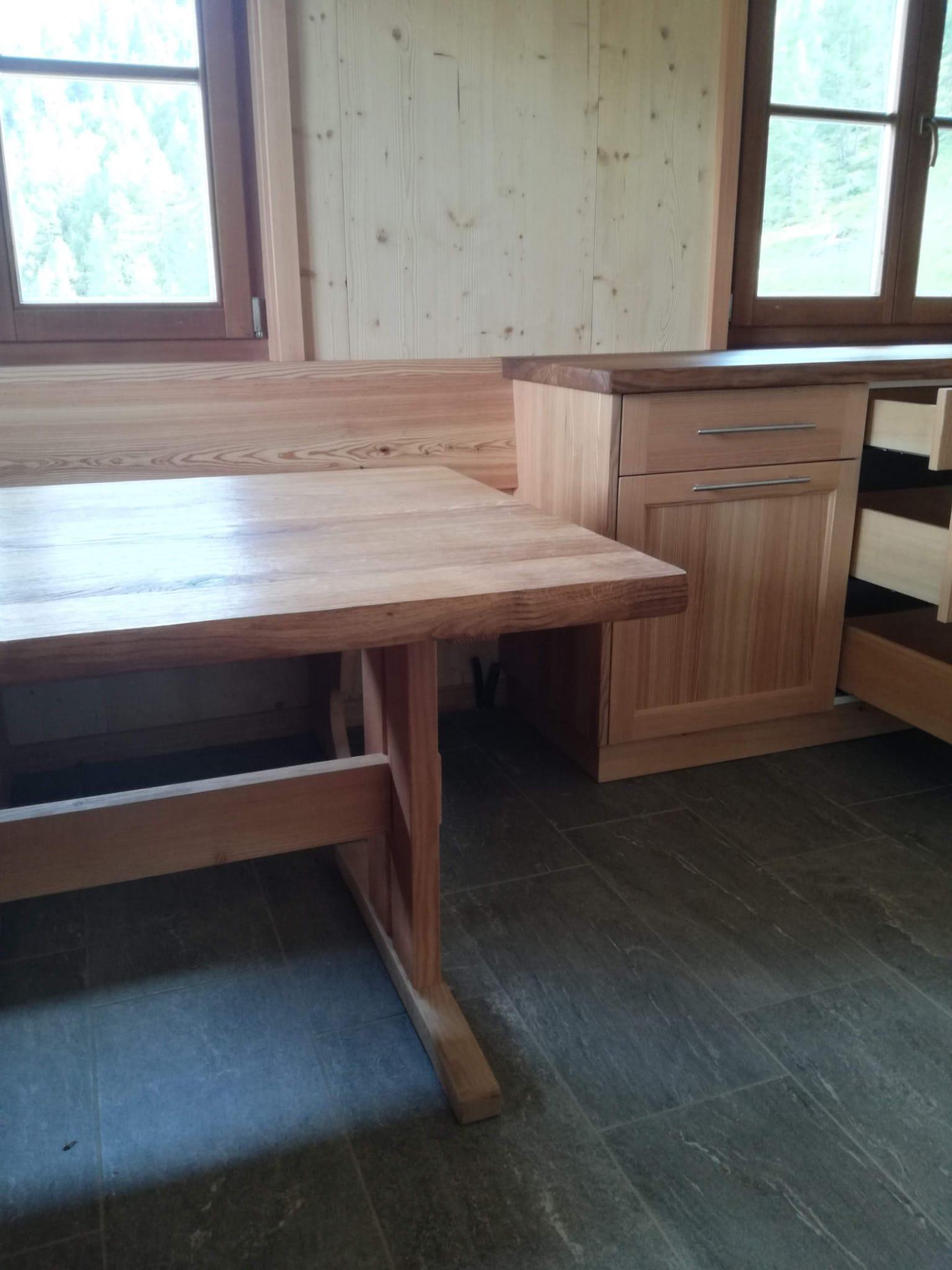 Innenausbau einer Almhütte in massivem Lärchenholz