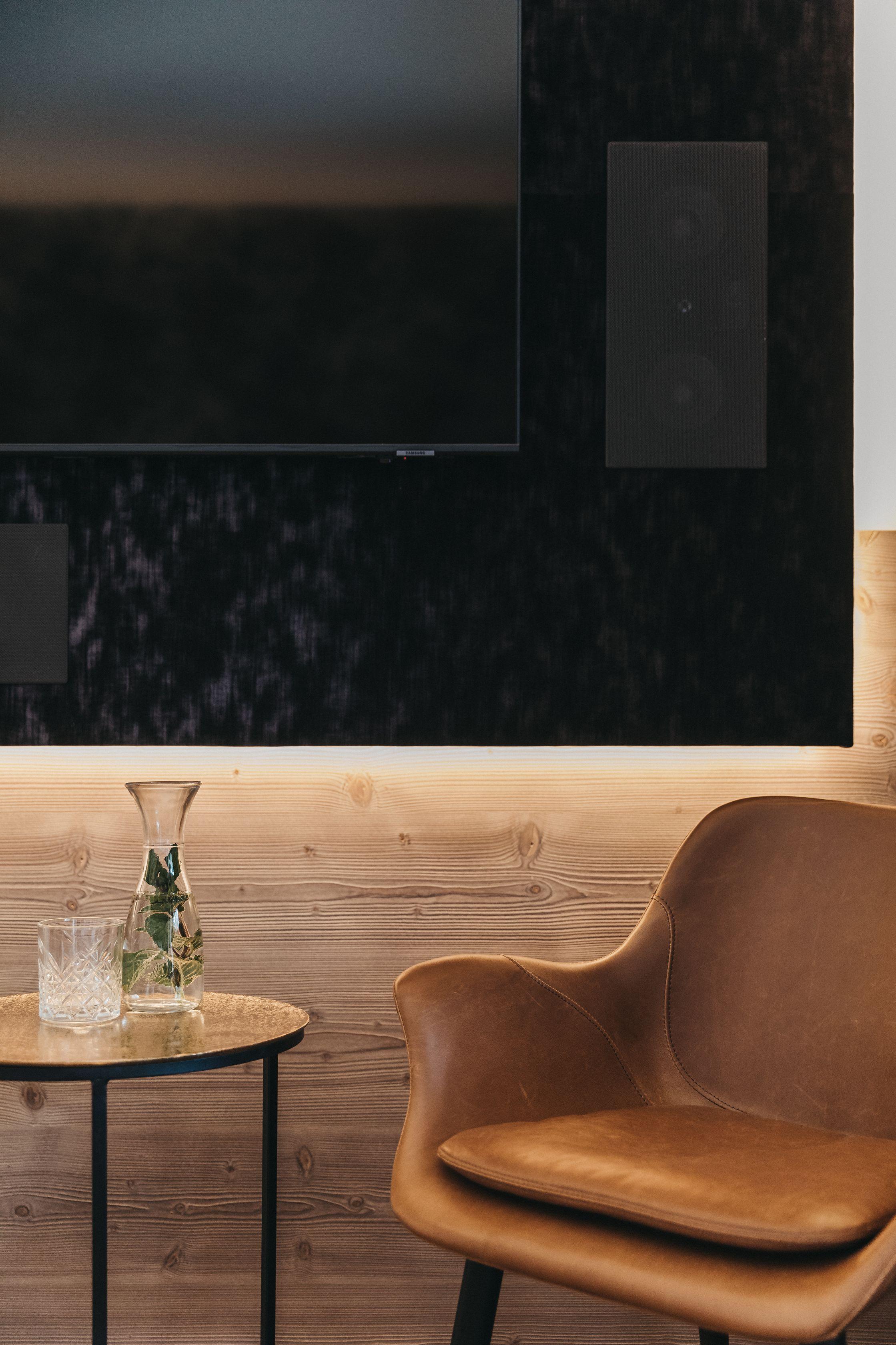 **Hotelzimmer in Eiche sägerau mit Bett und kompletter Einrichtung**
