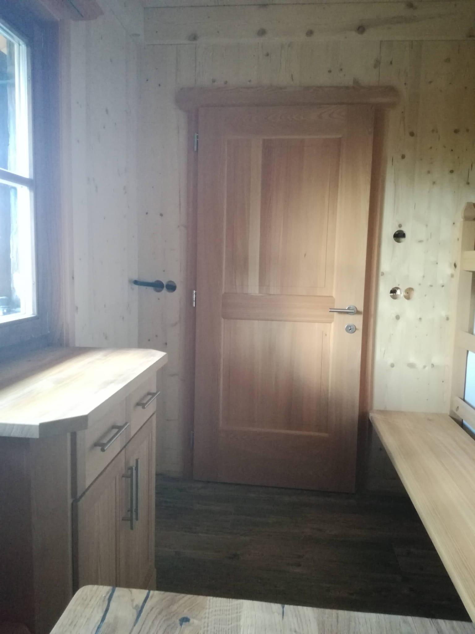 Innenausbau einer Almhütte in massivem Lärchenholz