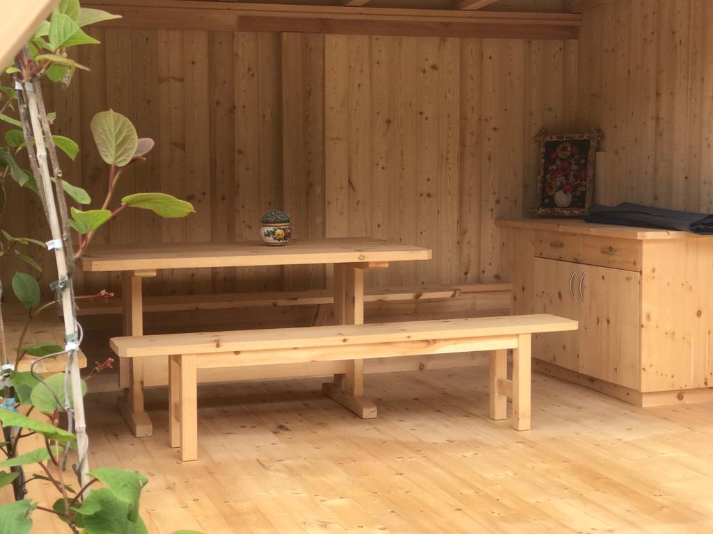 Gartenhaus aus Lärche mit Blechdach und Geräteschuppen